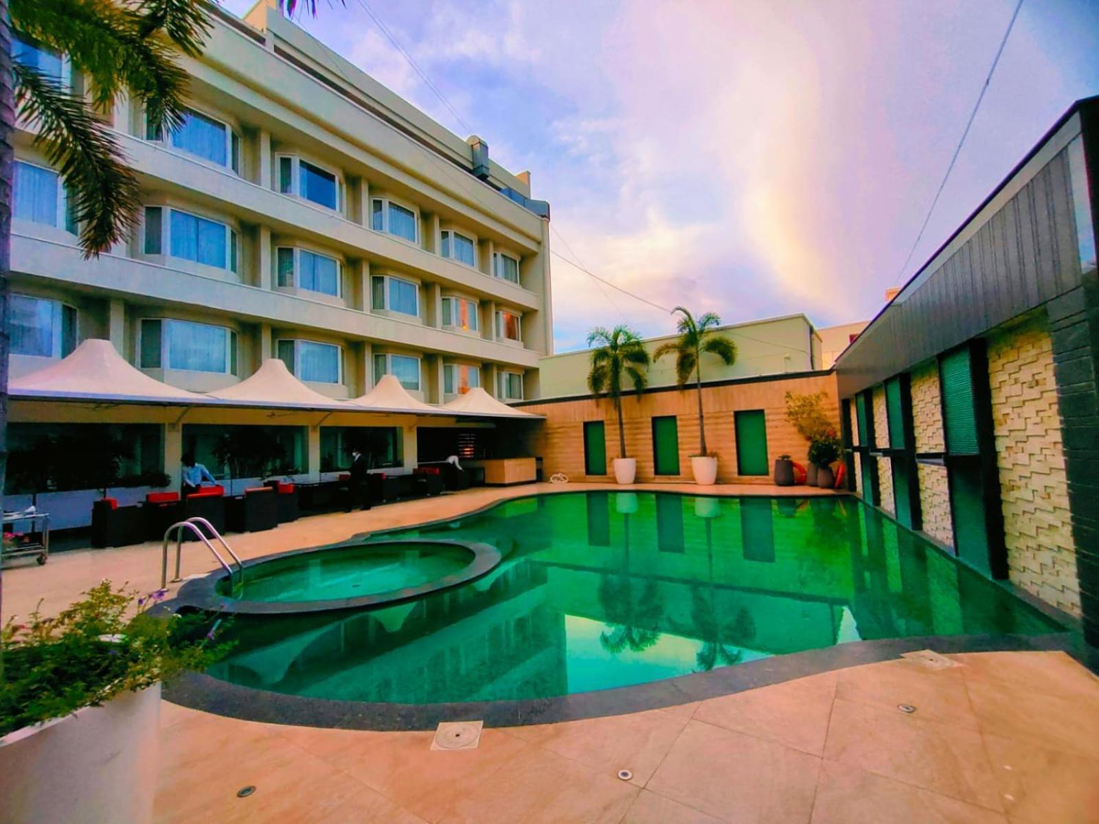 Hotel Cenneys Gateway Salem Esterno foto